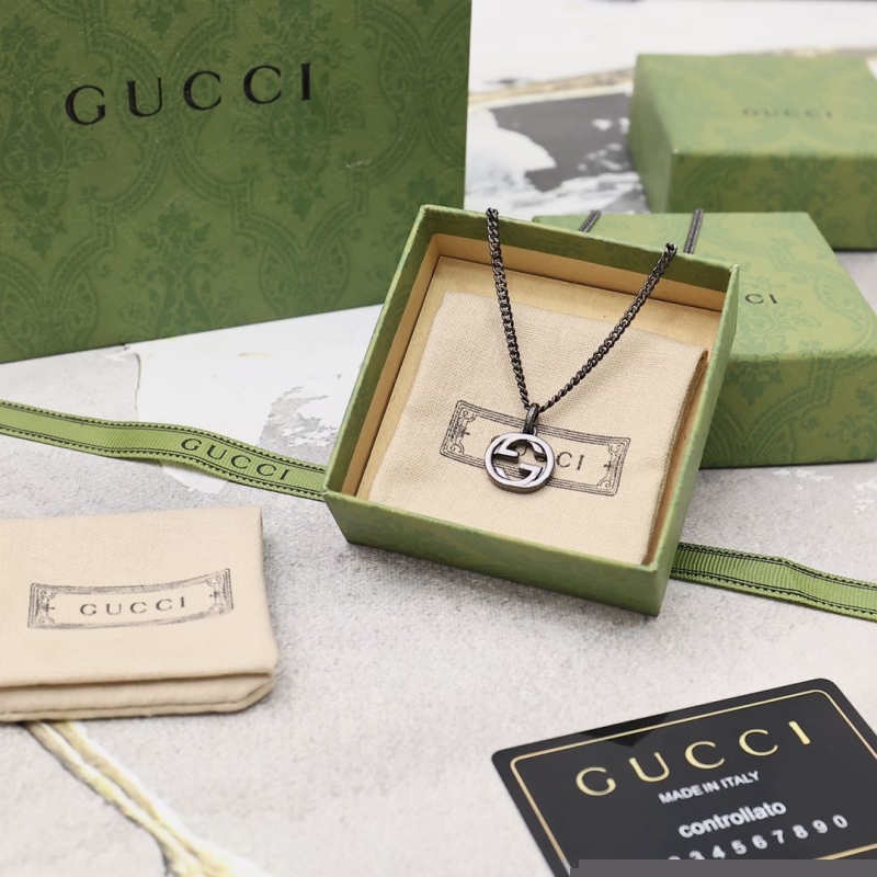 G*u*i necklaces